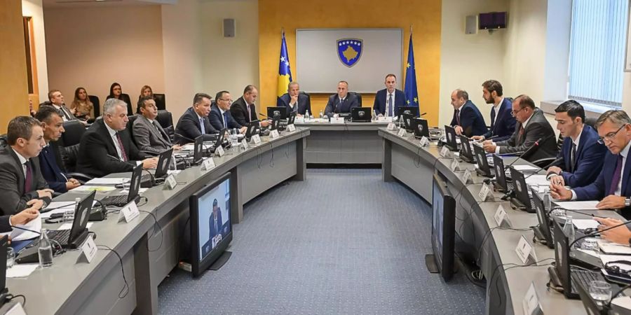 Ramush Haradinaj (M), der Premierminister des Kosovo, ist bei einer Sitzung seines Kabinetts.