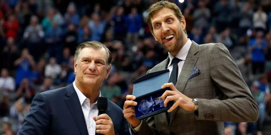 Dirk Nowitzki (r) von den Dallas Mavericks steht neben Mike Rawlings, Bürgermeister von Dallas, und hält den Schlüssel zur Stadt Dallas.