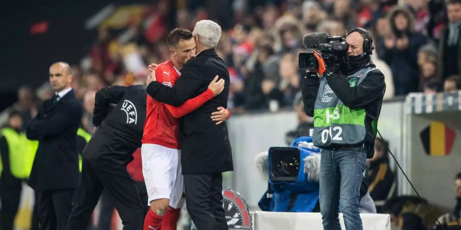 Haris Seferovic und Vladimir Petkovic herzen sich nach dem überragenden 5:2-Erfolg gegen Belgien. Das Medien- und Fan-Interesse des Spiels kannte keine Grenzen.