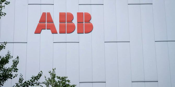 Das Logo der Firma ABB an der Binzmühlestrasse in Zürich Oerlikon.