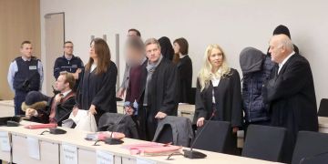 Die Angeklagten und ihre Anwälte warten auf das Urteil im Prozess um Gruppenvergewaltigungen.