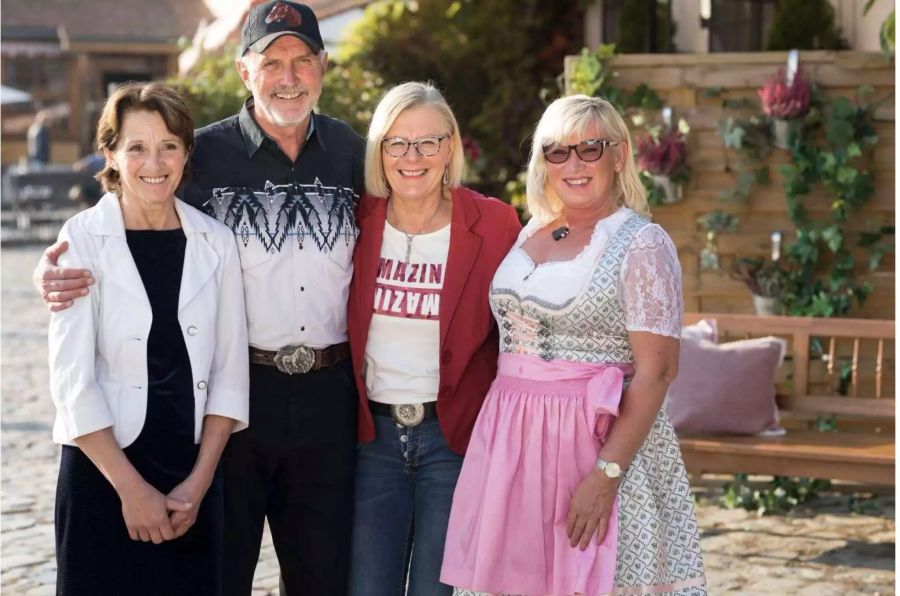 Alle Damen auf einem Schlag: (v.l.) Inge, Farmer Andreas, Angelika und Irmgard. Bur Inge konnte das Herz des Cowboys für sich gewinnen.