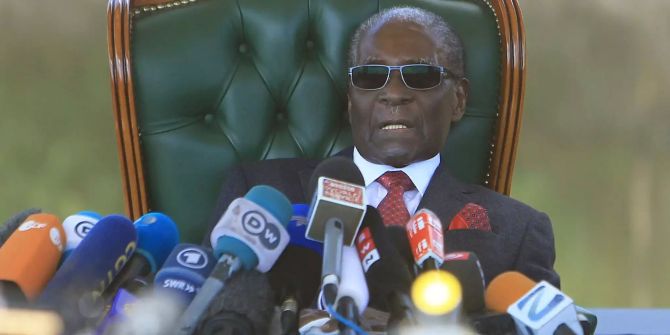 Robert Mugabe, ehemaliger Präsident von Simbabwe, hält eine Pressekonferenz in seinem Wohnsitz.