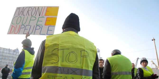 In Frankreich droht ein Mann mit «gelber Weste» mit Sprengstoff.