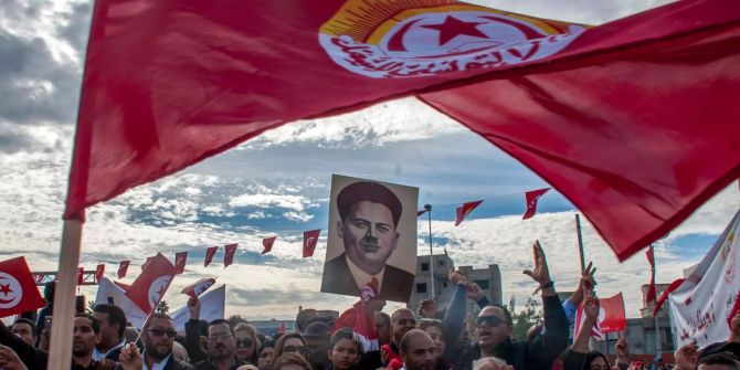 Mitarbeiter des öffentlichen Dienstes nehmen an einer Demonstration teil.