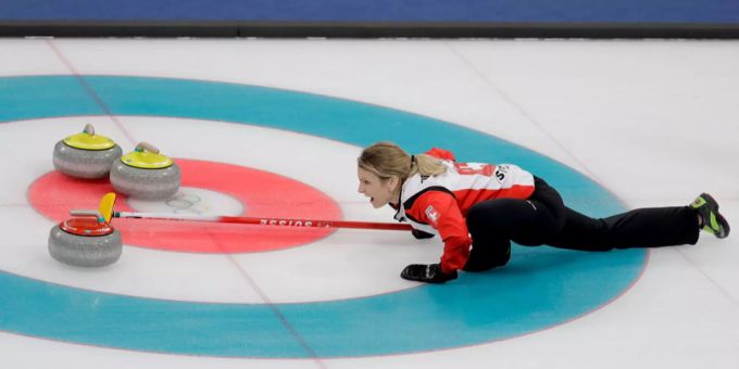 Das Schweizer Team um Skip Silvana Tirinzoni kommt in Dänemark allmählich auf Touren. Silvana Tirinzoni Curling
