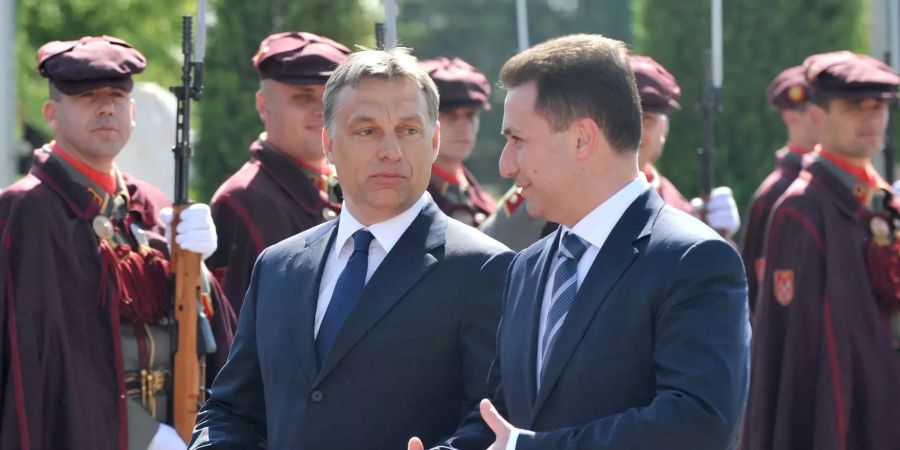 Nikola Gruevski (r) begrüsst Ungarns Premier Viktor Orban.