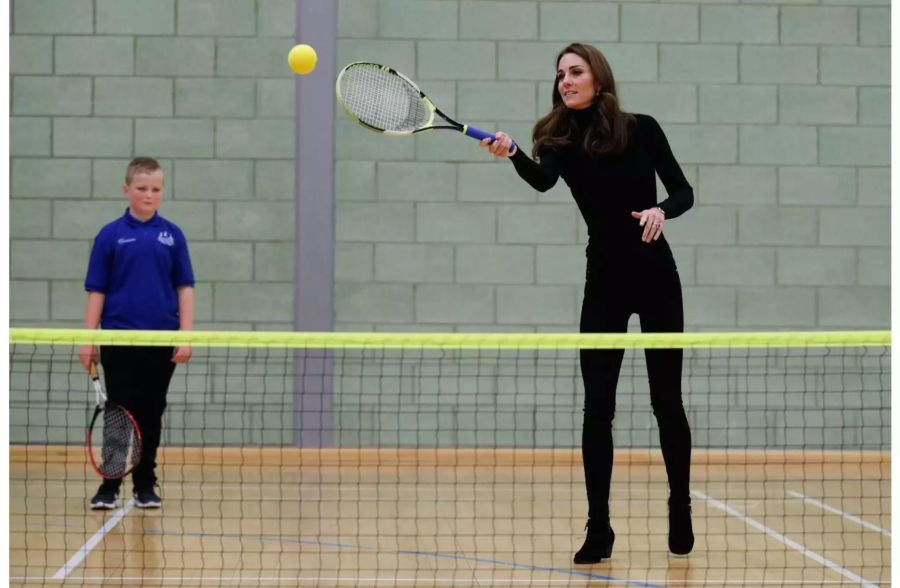 Herzogin Kate bei einem Tennismatch in Basildon, England. Die Frau von Prinz William wird immer schmaler.