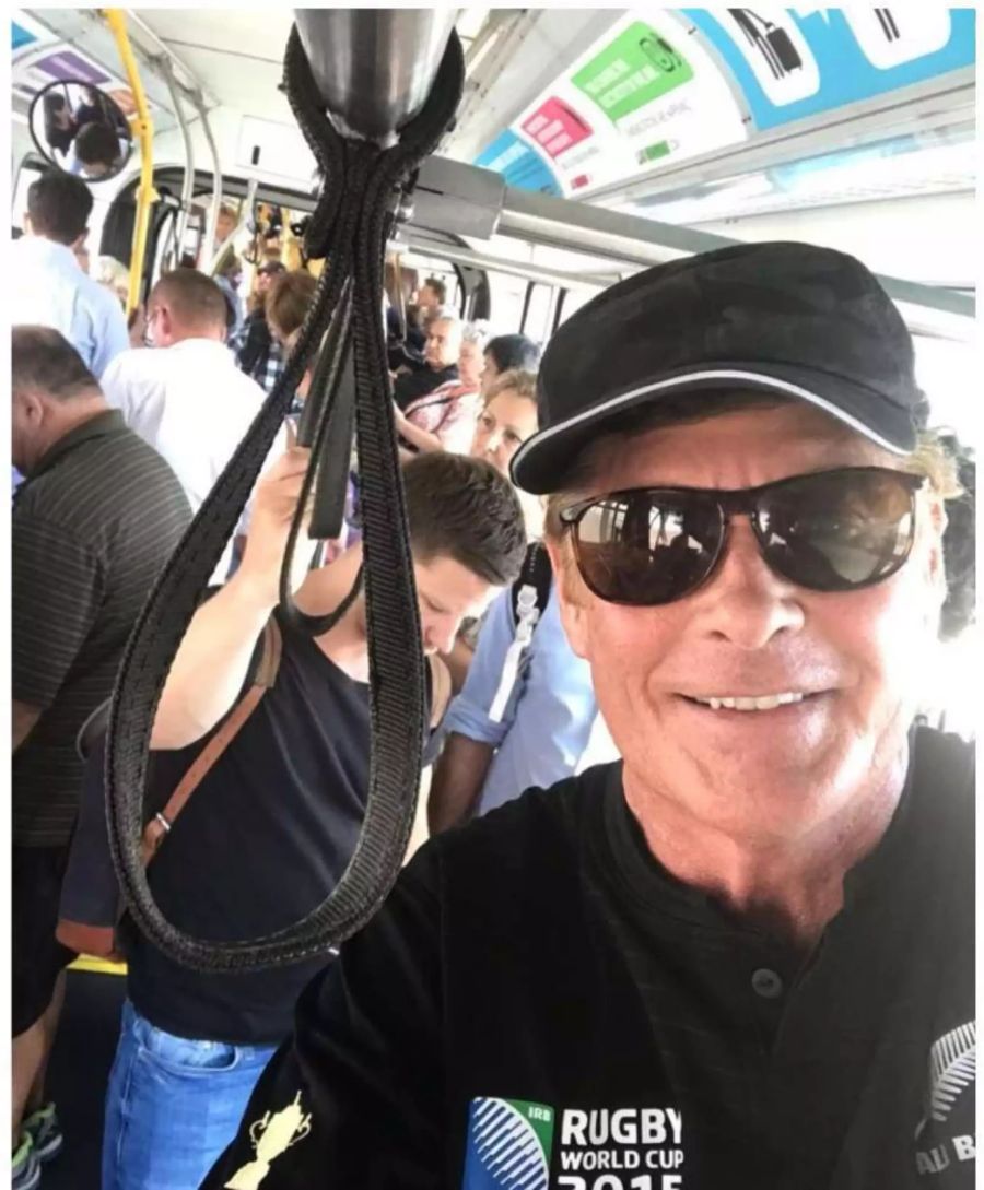 David Hasselhoff schiesst in der Metro ein Foto von sich.