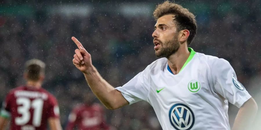 Admir Mehmedi jubelt nach seinem Tor für Wolfsburg im Cup.