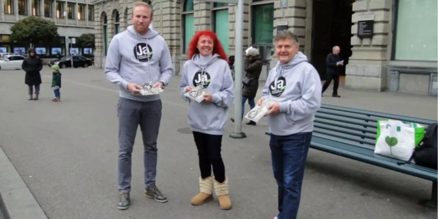 FCZ-Trainer Ludovic Magnin, Heliane und Ancillo Canepa werben für ein «Ja».