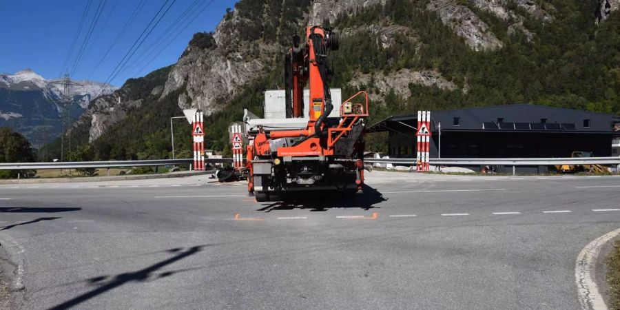 Die Unfallstelle nach der Kollision eines Töffs mit einem Lastwagen in Rothenbrunnen.