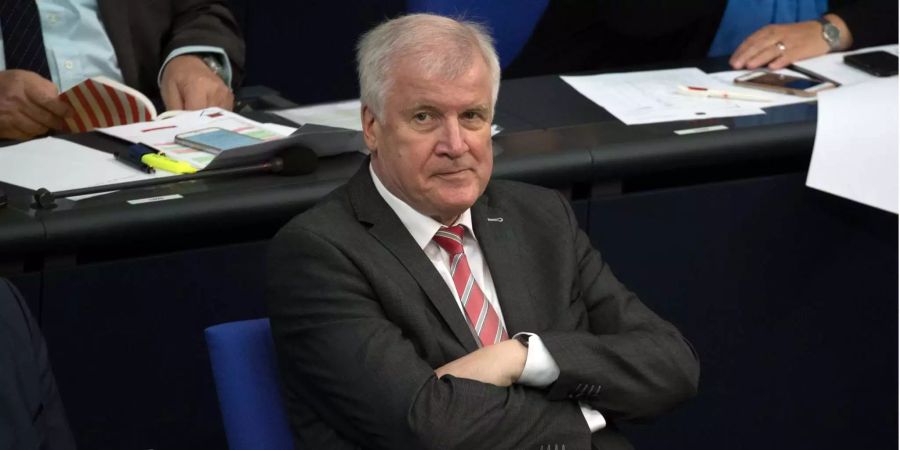 Horst Seehofer (CSU), Bundesinnenminister, sitzt während einer Sitzung des Bundestages zu den Ergebnissen des Wohngipfels in Berlin auf seinem Platz in der Regierungsbank.