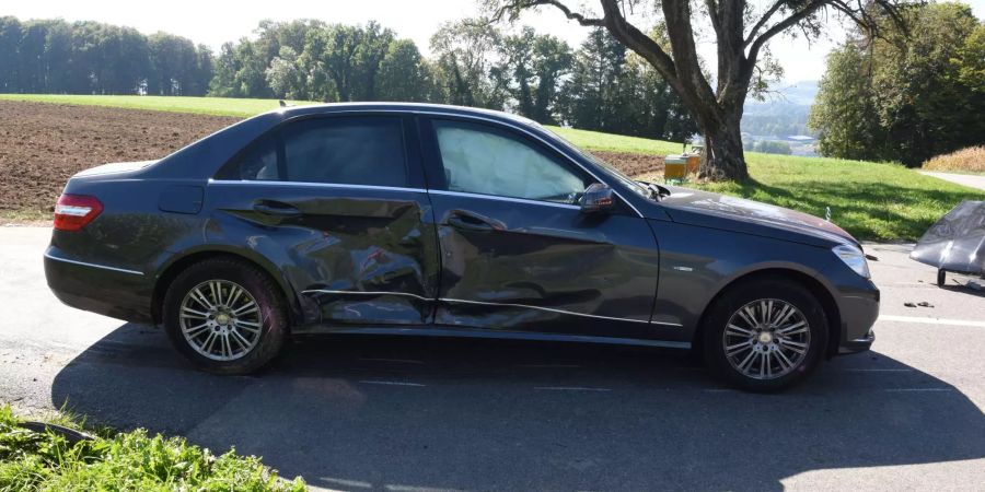 Verunfalltes schwarzes Auto mit Schaden an der Seite - zvg Luzerner Polizei