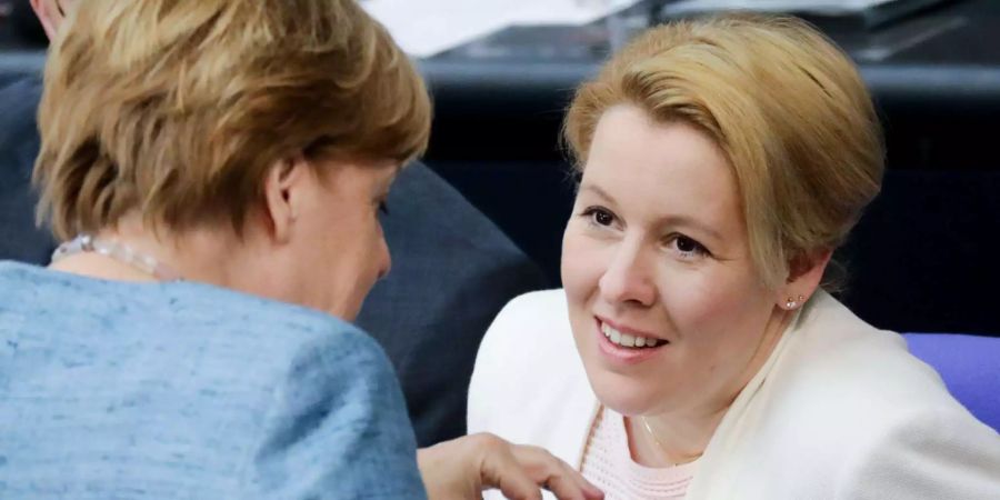 Franziska Giffey (r.) im Gespräch mit Bundeskanzlerin Angela Merkel.