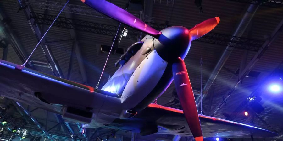 Ein Propellerflugzeug am Battlefield V Stand an der Gamescom 2018.