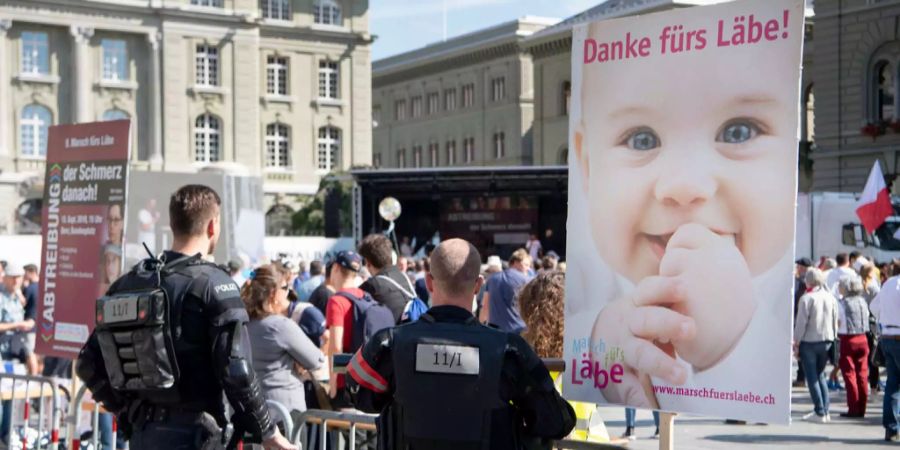 Zwei Polizisten stehen am Rande der Kundgebung «Marsch fürs Läbe» auf dem Bundesplatz.