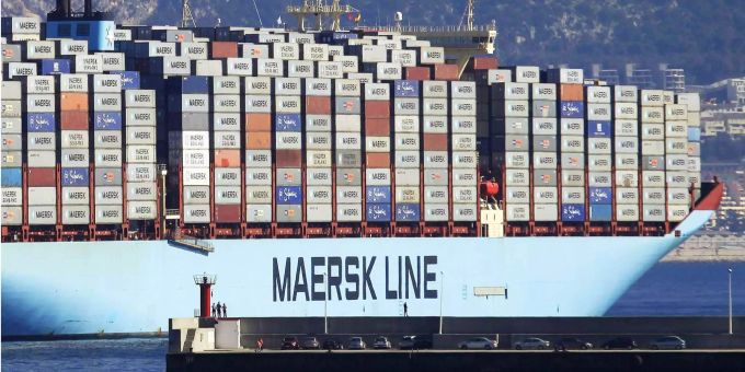 Ein beladendes Containerschiff des Schifffahrtskonzern Maersk fährt in einen Hafen ein. Maersk