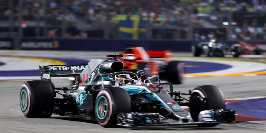 Lewis Hamilton steuert seinen Mercedes im Marina Bay Street Circuit in Singapur zum Sieg.