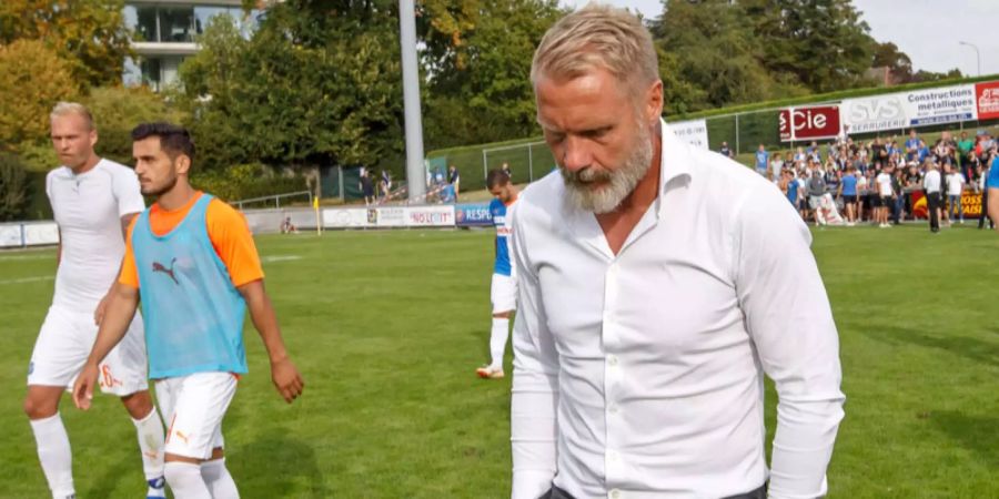 Thorsten Fink marschiert nach der Niederlage gegen Stade Nyonnais am Sonntag enttäuscht vom Platz.