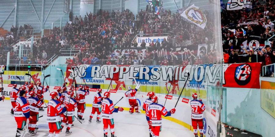 Die Spieler der Rapperswil-Jona Lakers lassen sich von ihren Fans feiern.