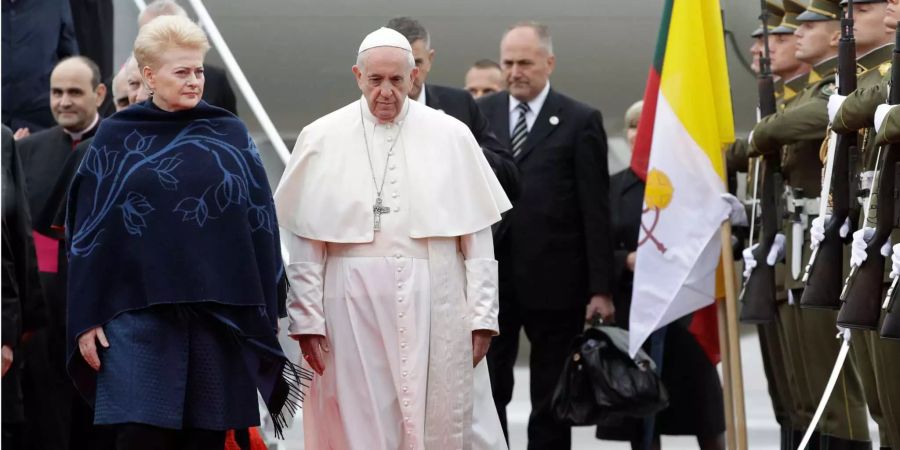 Papst Franziskus (Mitte) wird von der litauischen Präsidentin Dalia Grybauskaite (links) nach seiner Ankunft am Flughafen Vilnius (LTU) empfangen.