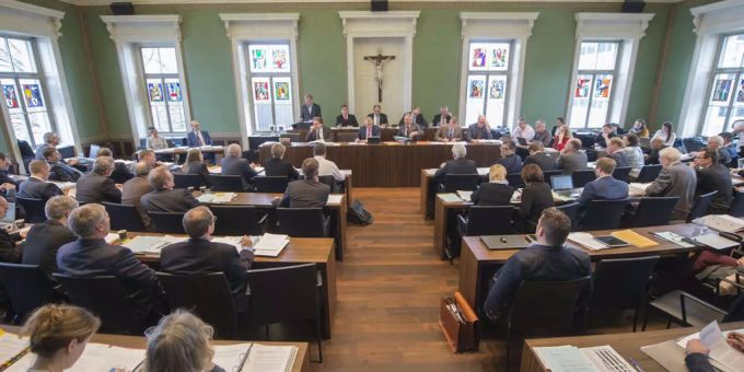 Kantonsratsaal in Zug gefüllt mit Parlamentarier im Februar 2016. zuger kantonsrat