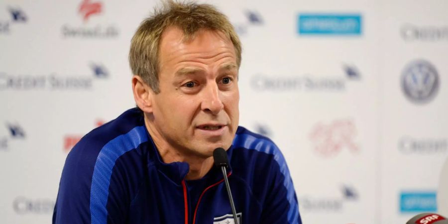 Jürgen Klinsmann, ehemaliger Bundestrainer von Deutschland, gibt eine Pressekonferenz.