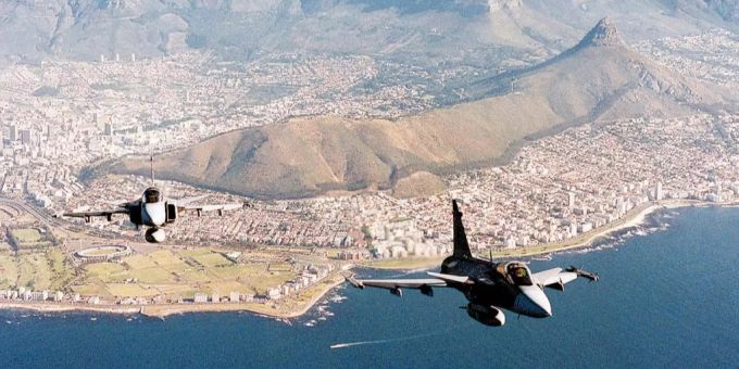 Zwei Gripen-Kampfjets fliegen über Vororte von Kapstadt (SA). Zwei Gripen-Kampfjets fliegen über Vororte von Kapstadt (SA).