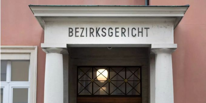Die Eingangstüre des Bezirksgerichts in Aarau.