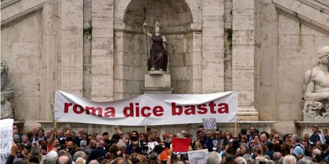 Einwohner von Rom protestieren unter dem Motto "Roma dice Basta" (Rom sagt Basta) gegen den Verfall der Stadt vor dem Senatorenpalast, dem Rathaus Roms, auf dem Kapitolshügel, wo sich der Amtssitz von Bürgermeisterin Raggi befindet. Einwohner von Rom protestieren unter dem Motto "Roma dice Basta" (Rom sagt Basta) gegen den Verfall der Stadt vor dem Senatorenpalast, dem Rathaus Roms, auf dem Kapitolshügel, wo sich der Amtssitz von Bürgermeisterin Raggi befindet.
