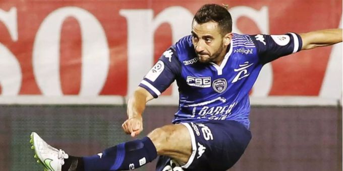 Fabien Camus im Dress des ES Troyes AC in Aktion. Fabien Camus im Dress des ES Troyes AC in Aktion.