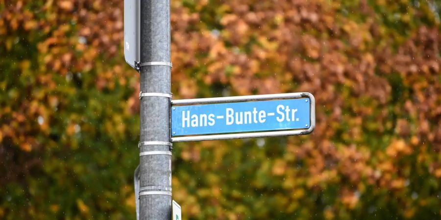 Die Aufnahme zeigt das Strassenschild «Hans-Bunte-Strasse»