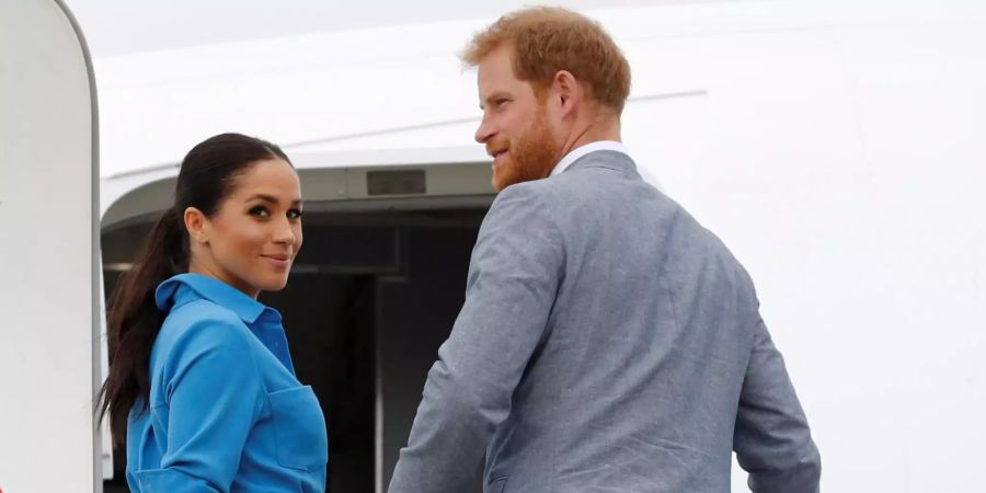 Meghan Markle und Prinz Harry vor ihrem Abflug auf dem Fua'amotu International Airport in Tonga.