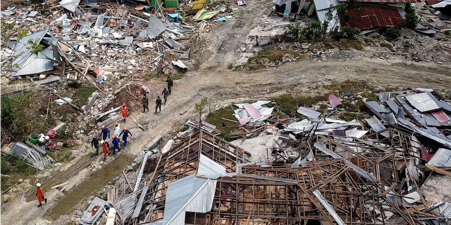 Erdbebenopfer in Sulawesi werden geborgen.