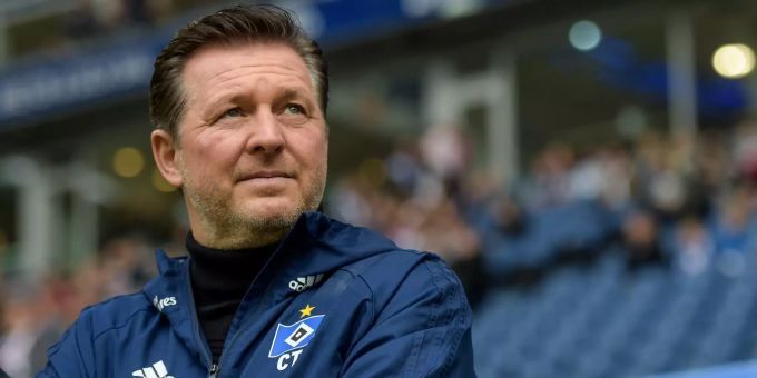 2. Bundesliga, Hamburger SV – VfL Bochum, 10. Spieltag im Volksparkstadion. Hamburgs Trainer Christian Titz blickt in die Runde. 2. Bundesliga, Hamburger SV – VfL Bochum, 10. Spieltag im Volksparkstadion. Hamburgs Trainer Christian Titz blickt in die Runde.