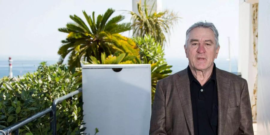 Actor Robert De Niro poses for portrait photographs for the film Hands of Stone at the 69th international film festival, Cannes, southern France, Tuesday, May 17, 2016. (AP Photo/Joel Ryan)