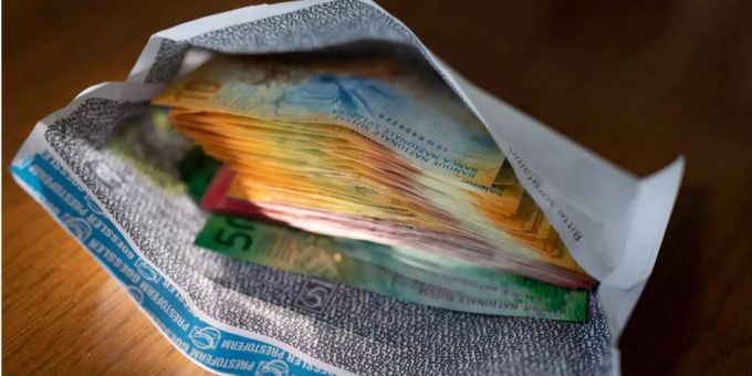 10, 20 und 50er Banknoten Schweizer Franken befinden sich in einem Kuvert. Eine hohe Summe gibt es bei der ZKB nicht bar. Elektronischer Handel