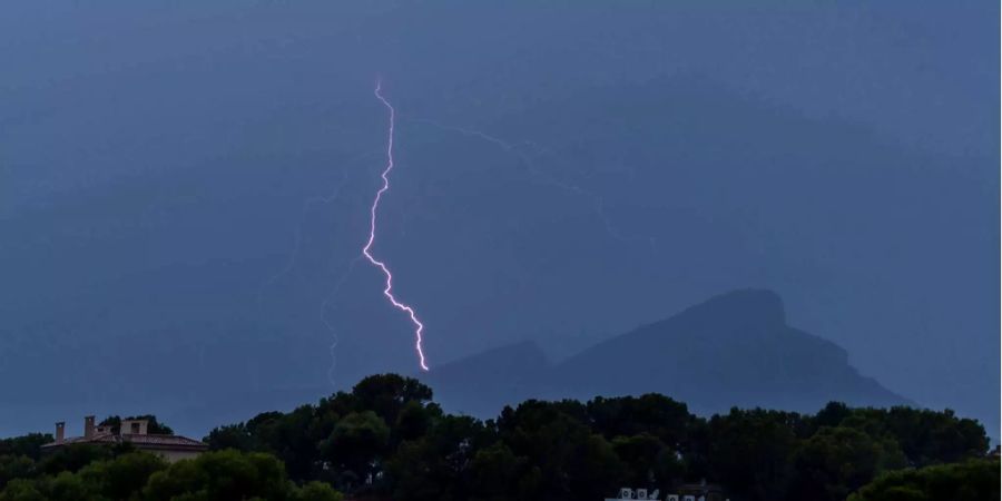 Ein Blitz trifft die Ferieninsel Mallorca.