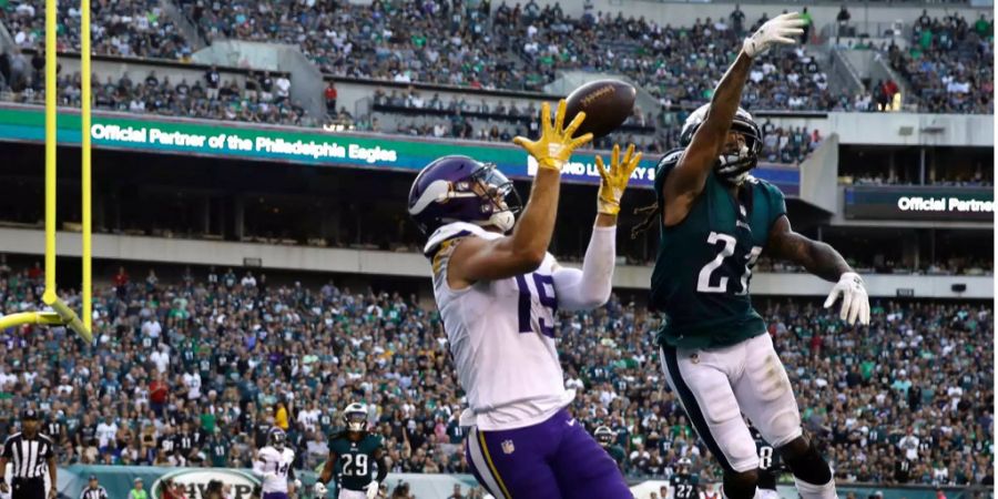 Ausgerechnet auswärts bei Titelverteidiger Philadelphia gelingt den Minnesota Vikings nach zuletzt drei sieglosen Partien der Befreiungsschlag. Die Wikinger setzen sich vor allem dank Quarterback Kirk Cousins und Receiver Adam Thielen mit 23:21 durch. Letzterer fängt im fünften Spiel in Serie über 100 Yards.