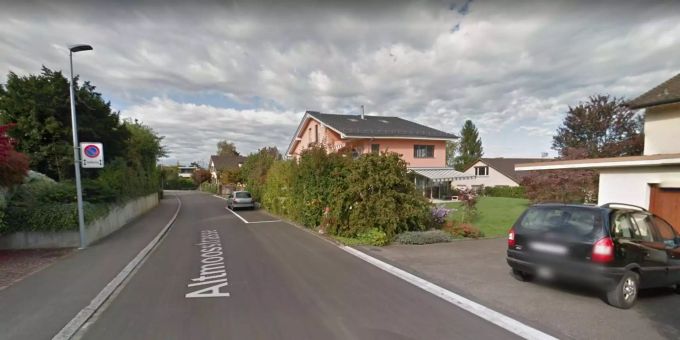 Die Frau lag an der Altmossstrasse in Dielsdorf ZH auf dem Trottoir. Die Frau lag an der Altmossstrasse in Dielsdorf ZH auf dem Trottoir.