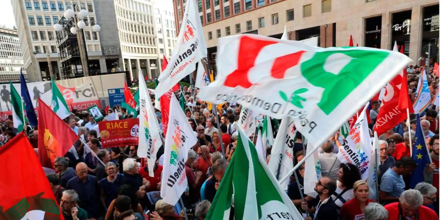 Demonstranten der Kundgebung «Europa ohne Grenzen» protestieren bei der Ankunft des ungarischen Ministerpräsidenten Orban in Mailand gegen das geplante Treffen mit dem italienischen Innenminister Salvini.