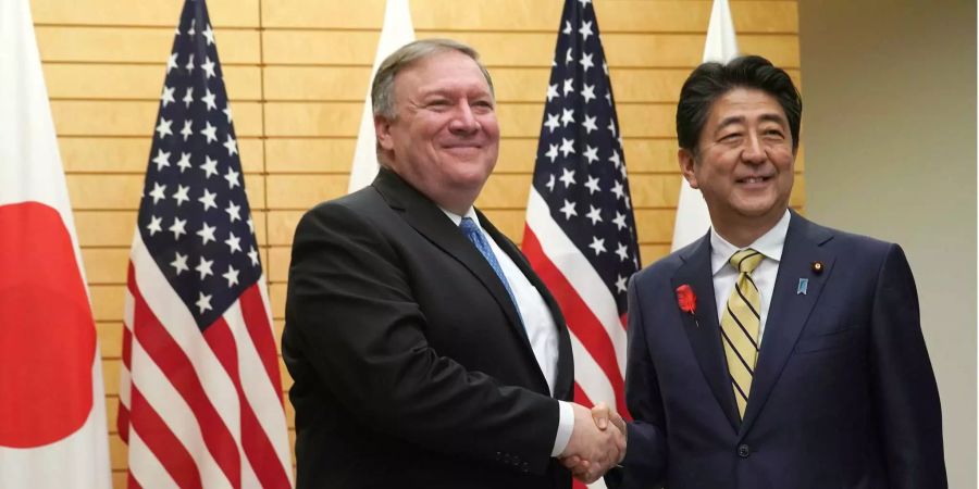 Mike Pompeo (links), Aussenminister der USA, trifft Shinzo Abe (rrechts), Ministerpräsident von Japan.