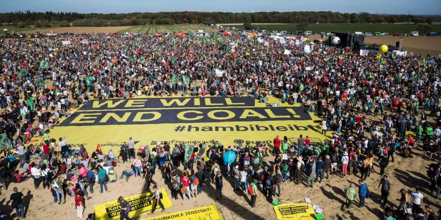 Teilnehmer der Demonstration zum Thema «Wald retten! Kohle stoppen!» gegen die Rodungspläne von RWE für den Hambacher Forst.