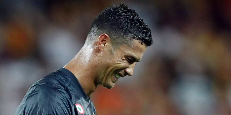 Cristiano Ronaldo verzieht nach einer Roten Karte sein Gesicht.