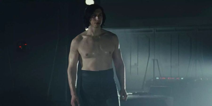 Adam Driver alias Kylo Ren in «stilvoller» Hochbundhose.