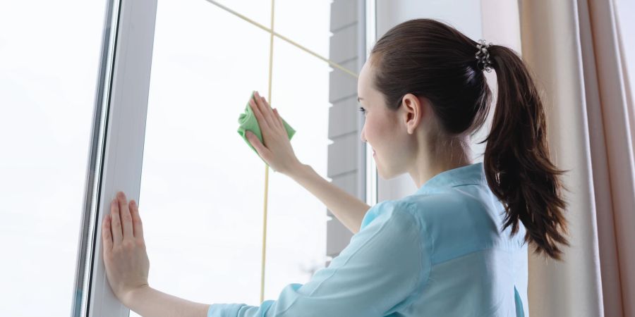 Mit der richtigen Fensterputztechnik erzielen Sie streifenfreie Ergebnisse.