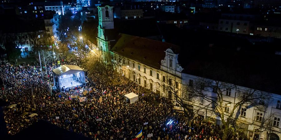 ARCHIV - Tausende Menschen demonstrieren gegen die seit Ende Oktober amtierende Regierung des linksnationalen Ministerpräsidenten Fico. Hauptkritikpunkt der Proteste war eine umstrittene Justizreform, mit der eine Spezialstaatsanwaltschaft für Korruption abgeschafft werden soll. Foto: Jakub Kotian/TASR/dpa