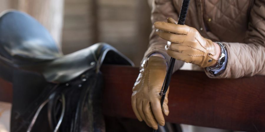 Reiterin mit Handschuhen