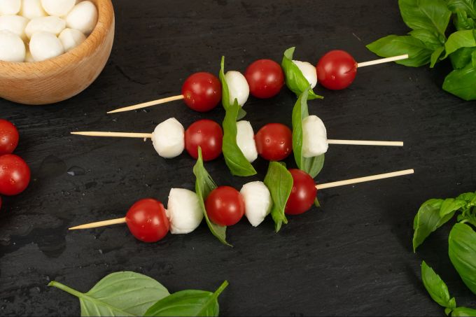 Caprese-Spiesse sind ein guter Einstieg für den kulinarischen Genuss im Freien. Caprese-Spiesse
